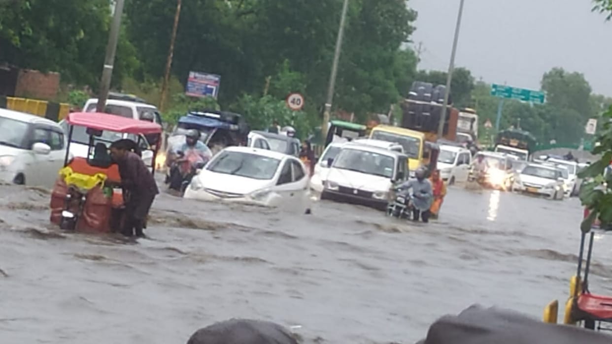 Water filled again on National Highway, hundreds of vehicles damaged