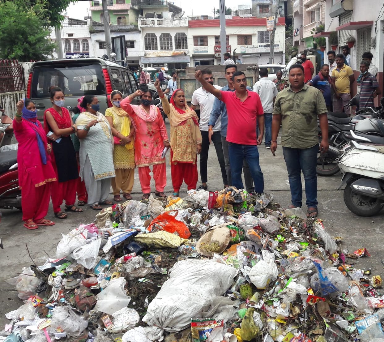 Tractor brought garbage and put it in the municipal office