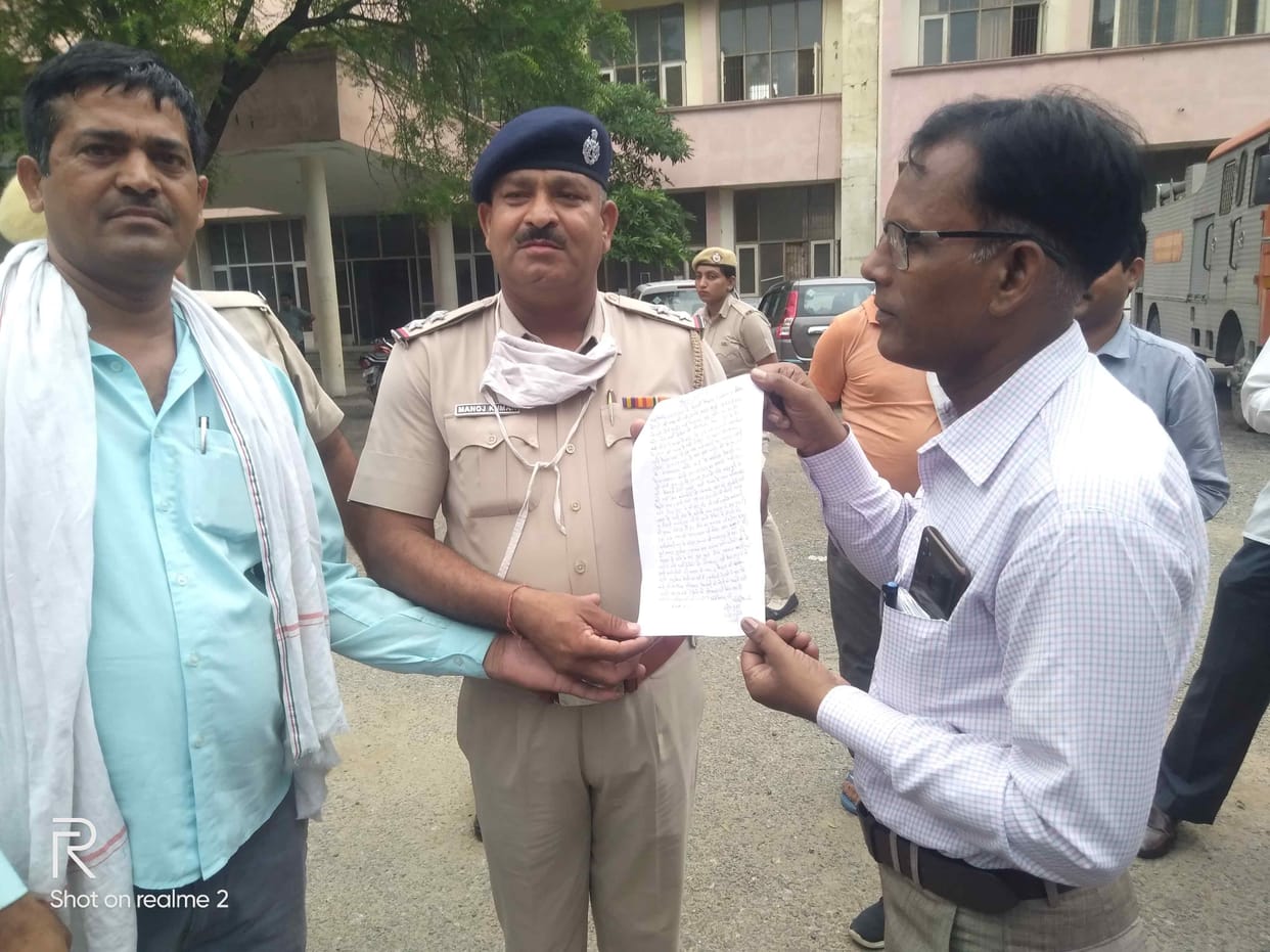 Demonstration against police for not arresting those who beat up power workers