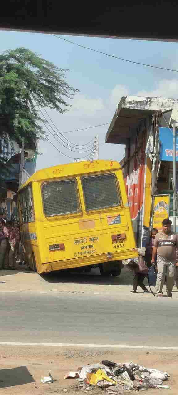 School bus wheel full of children sunk in sewer manhole, accident averted