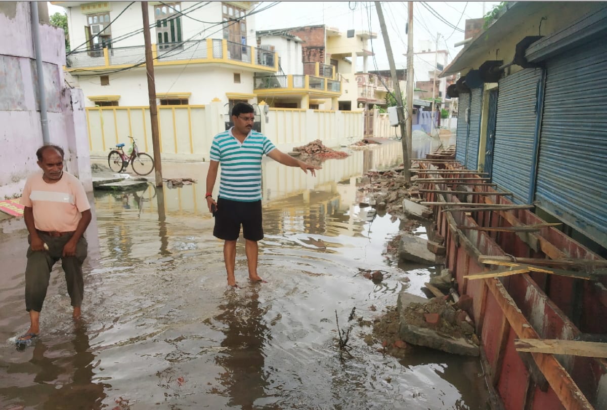 Water filled in Shivnagar due to pothole filling of Gorakhpur railway line