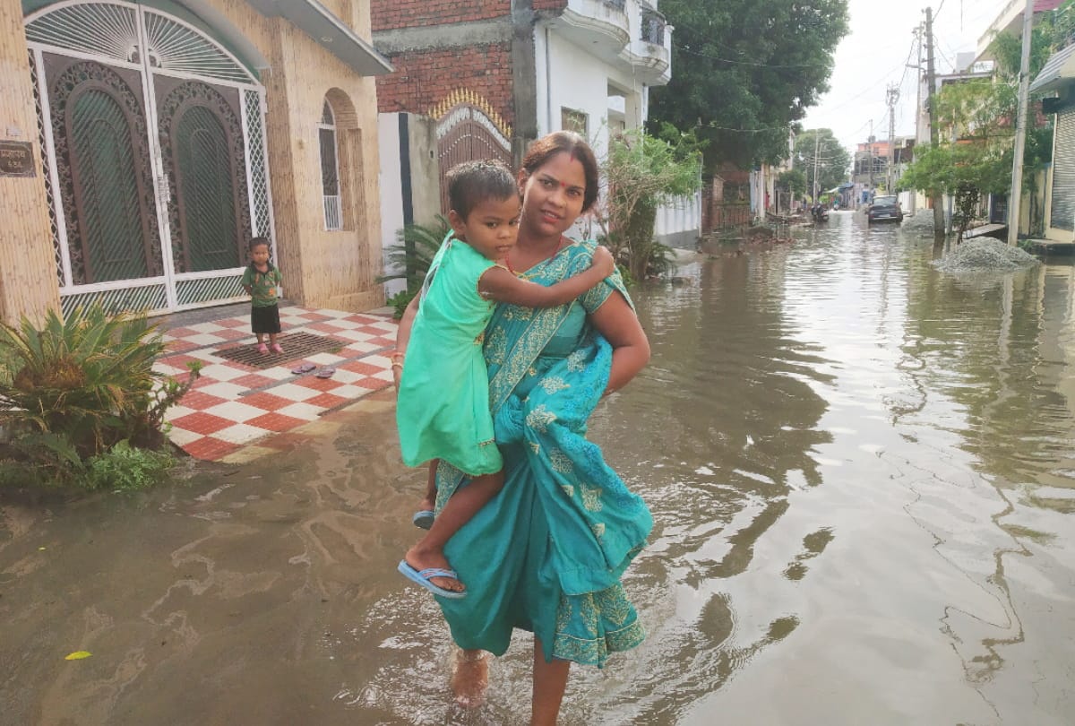 Water filled in Shivnagar due to pothole filling of Gorakhpur railway line