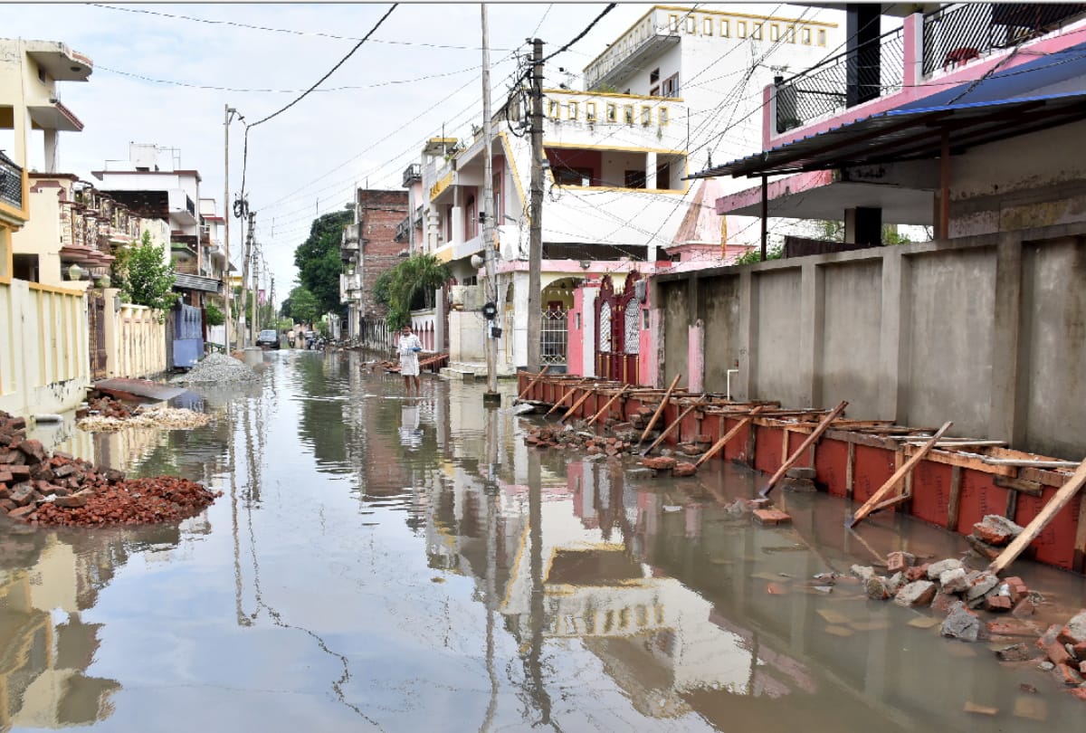 Water filled in Shivnagar due to pothole filling of Gorakhpur railway line