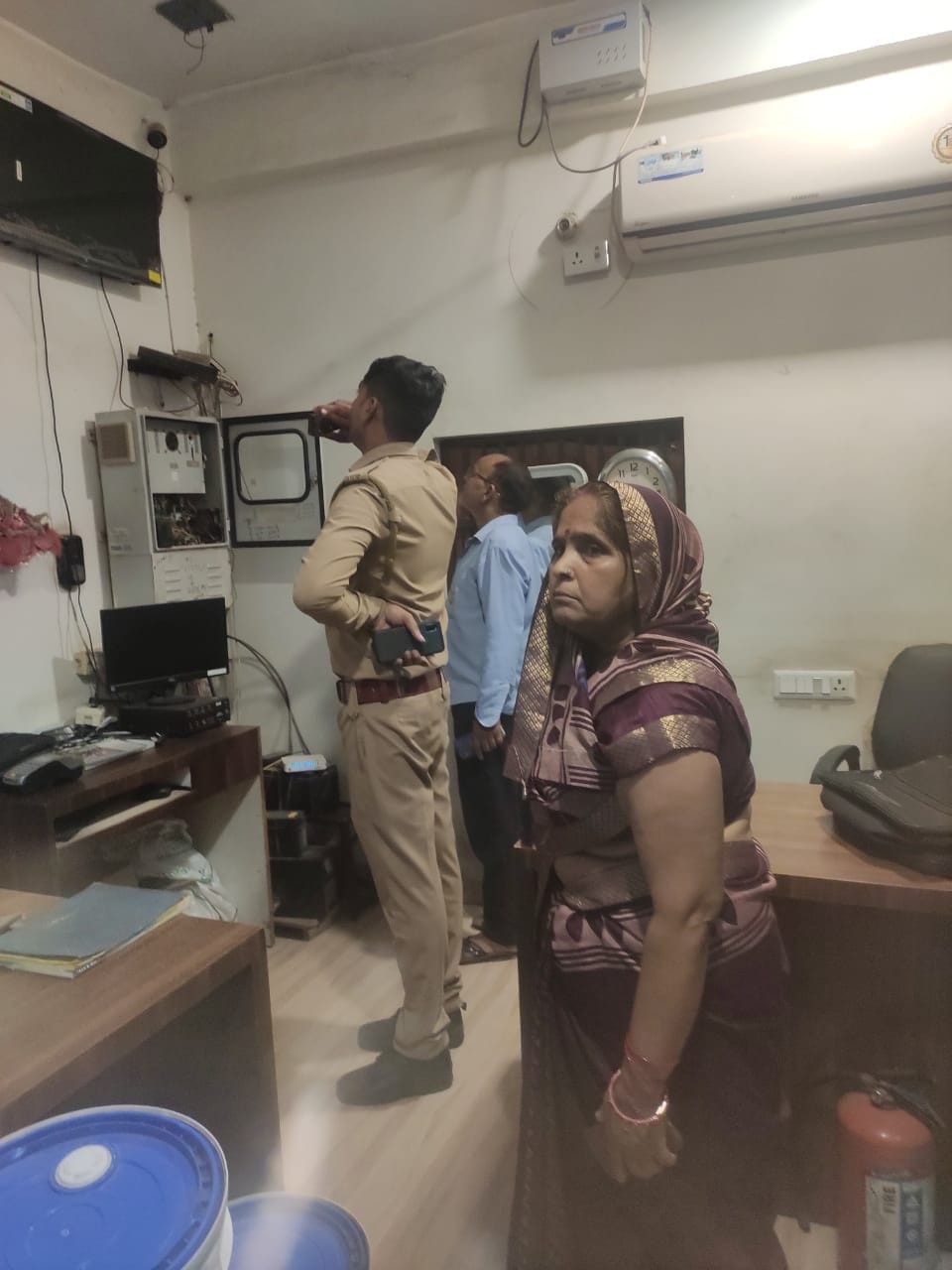 fraud with women, jwellery theft