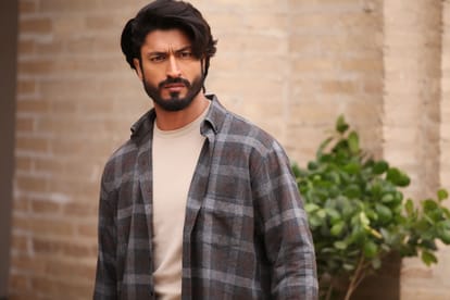 Vidyut Jammwal Pauses Shooting For 'Crakk' To Pose For Pics With Third Gender Fans pics goes viral on internet