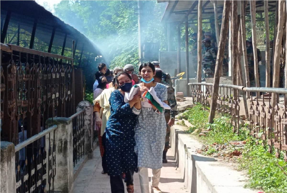 Salute to martyrdom: Tribute paid to Major Rohit, every eye moistened after seeing innocent daughter, see pictures
