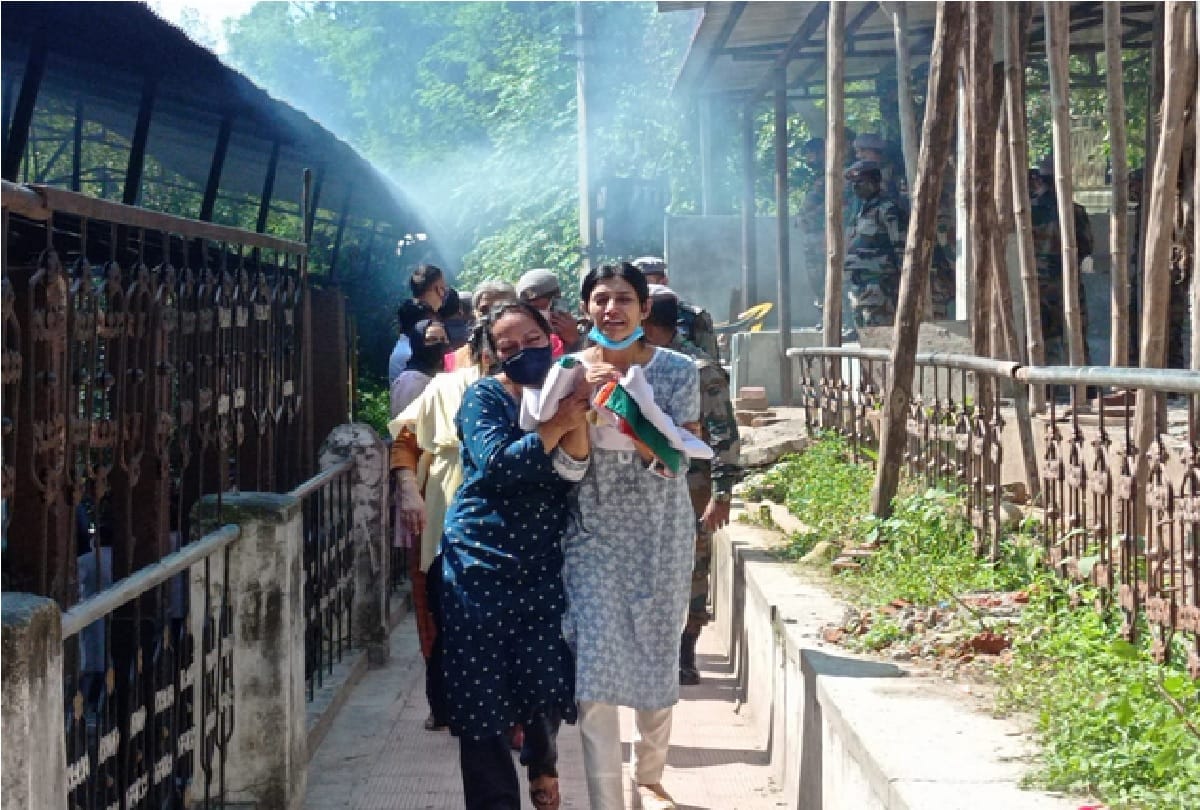 Salute to martyrdom: Tribute paid to Major Rohit, every eye moistened after seeing innocent daughter, see pictures