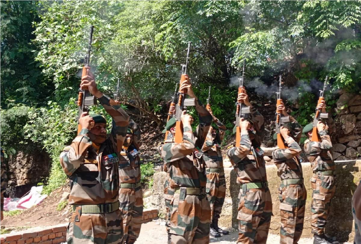 Salute to martyrdom: Tribute paid to Major Rohit, every eye moistened after seeing innocent daughter, see pictures