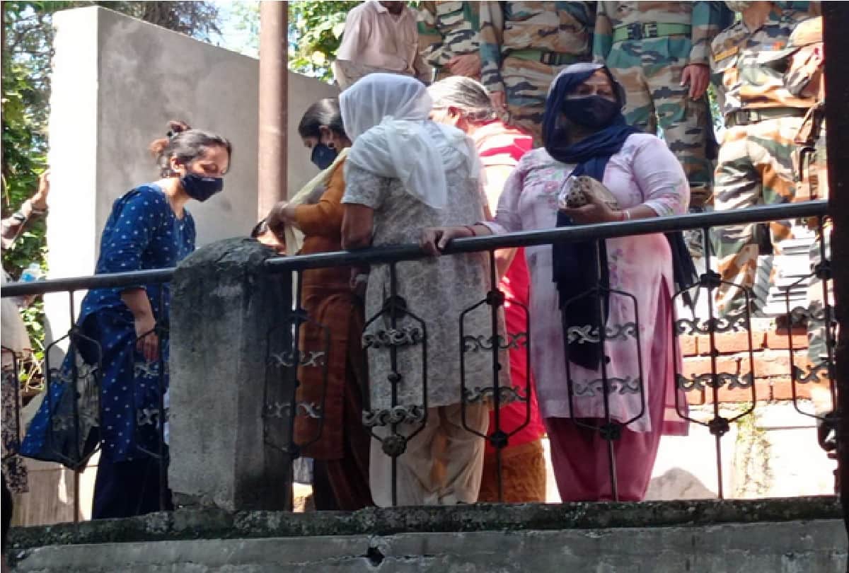 Salute to martyrdom: Tribute paid to Major Rohit, every eye moistened after seeing innocent daughter, see pictures