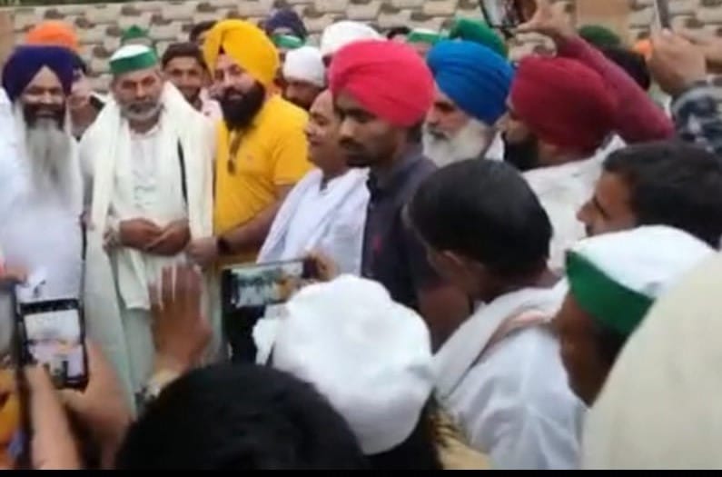 BKU workers welcomed Rakesh Tikait