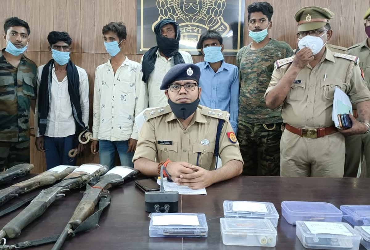 UP: Police arrested four members of robber Babuli Kol gang by laying siege in forest of Markandeya