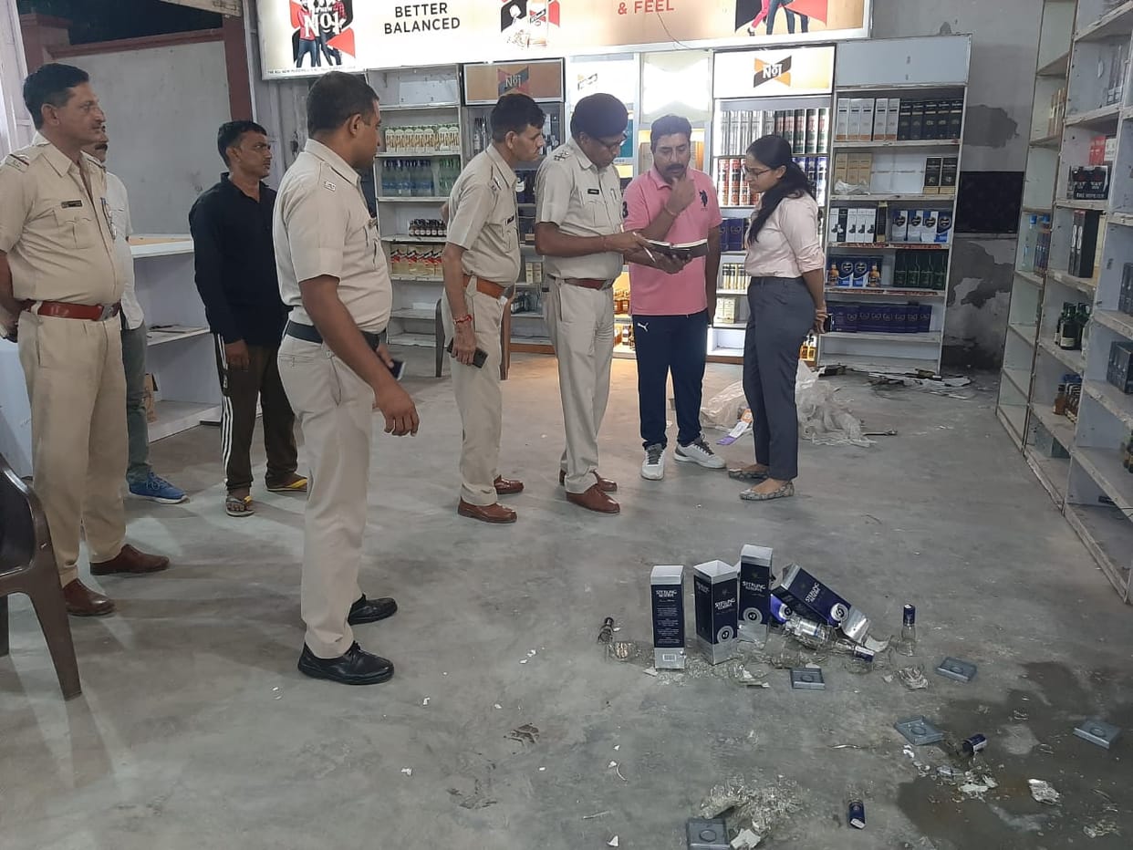 Four miscreants looted 1.52 lakh on the strength of a pistol from a liquor contract