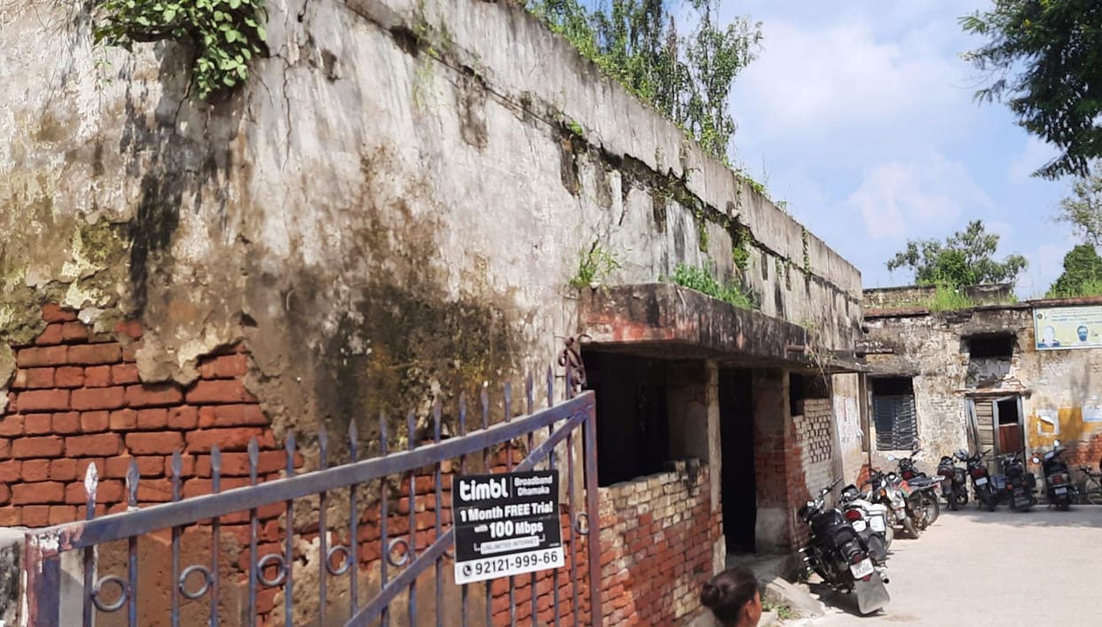 The dilapidated buildings of government offices are giving feast to the accidents