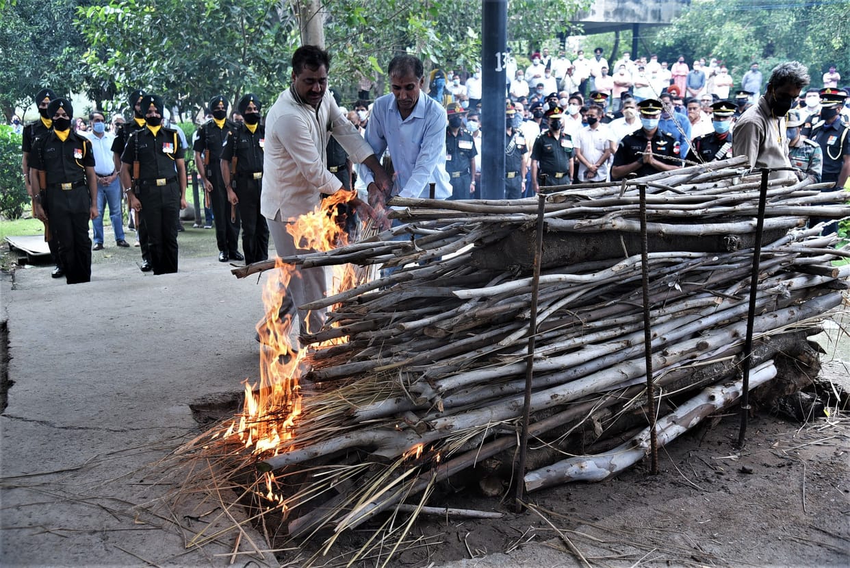 Last salute to martyr Major Anuj Rajput, father gave fire