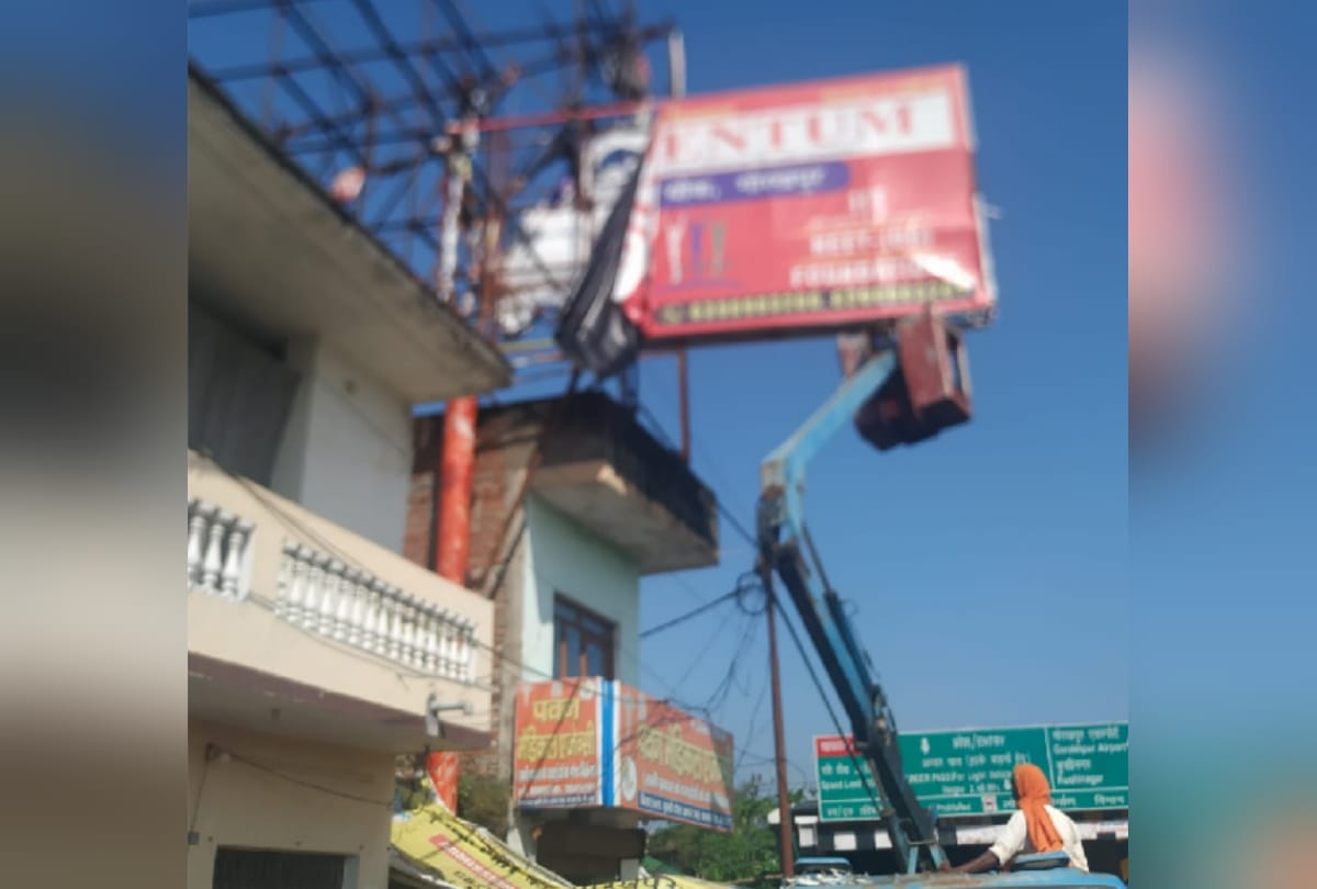Municipal Corporation baton on illegal hoarding and encroachment in Gorakhpur