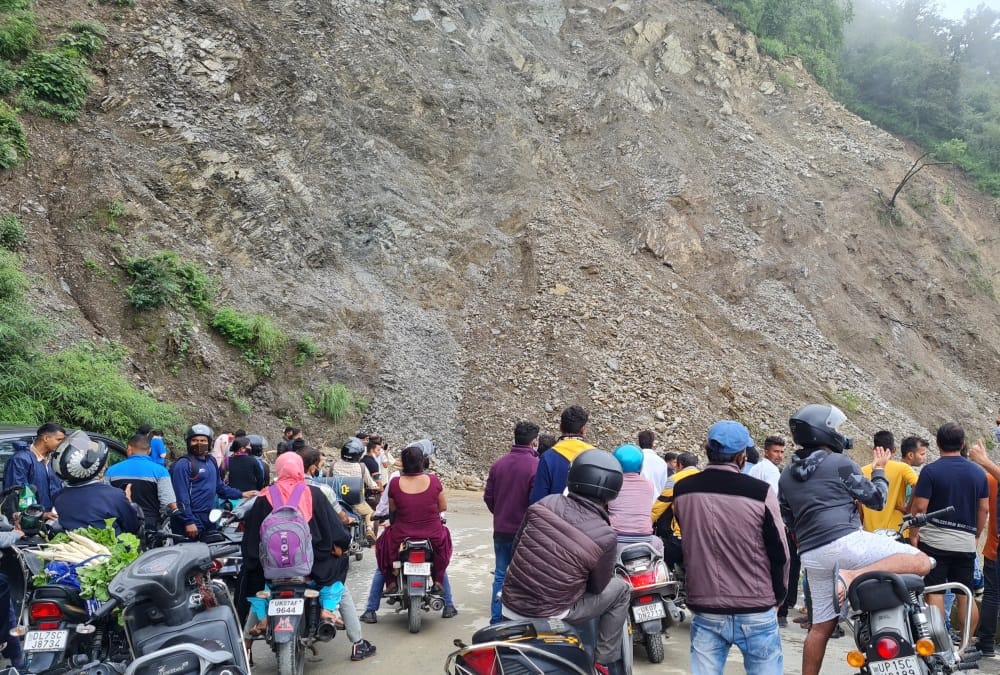 Uttarakhand News: Tourist Huge Rush in Mussoorie and Landslide in many Places Photos