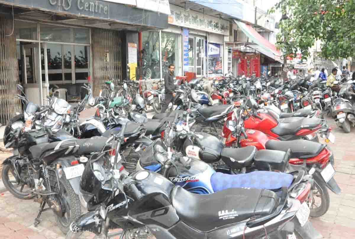 Kanpur: Illegal parking caught outside the city center