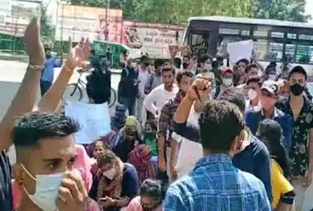 Kanpur: Student ruckus at CSJM University Gate, alleging disturbance in examination results