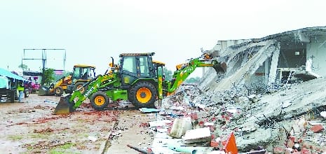 Usman-Rehana bulldozers run on another market, home guard's hotel was also demolished