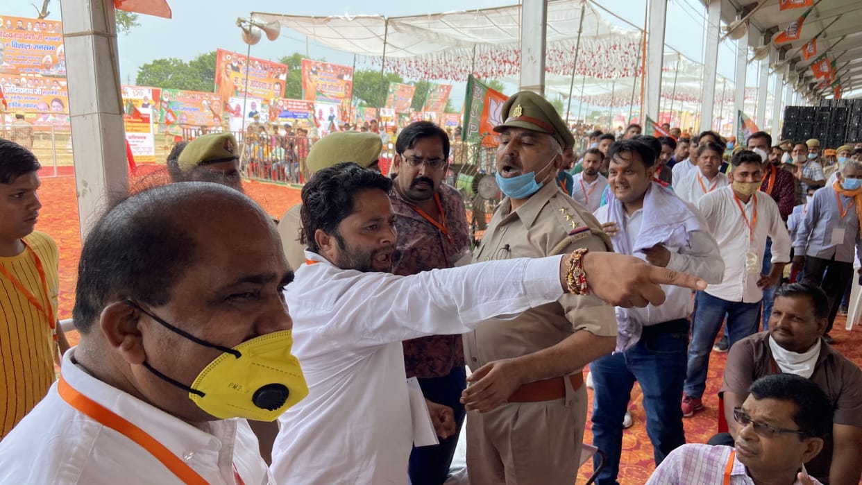Before the arrival of the CM, the BJP clashed with the police over sitting on the chair, there was a fight