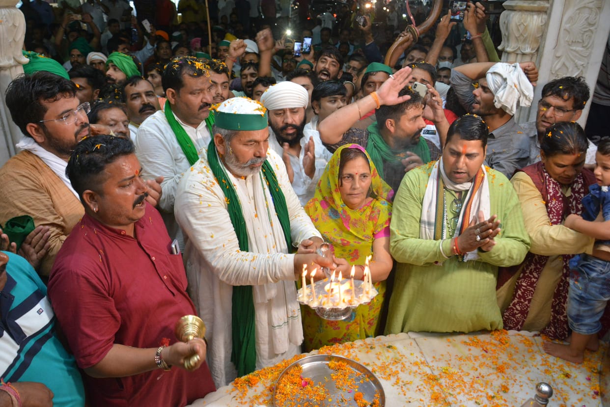 Rakesh Tikait along with family offered 51 kg hour on Shivmurti