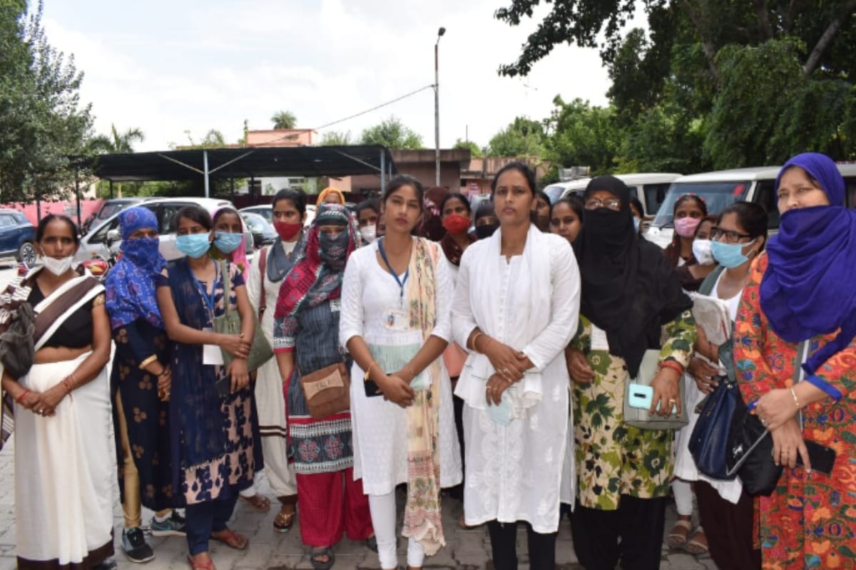 Meerut: uproar of Asha workers in the Women District Hospital in meerut