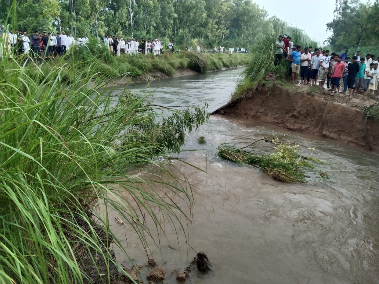 50 feet wide crack in Siddhmukh canal, water filled in two hundred acres of crop