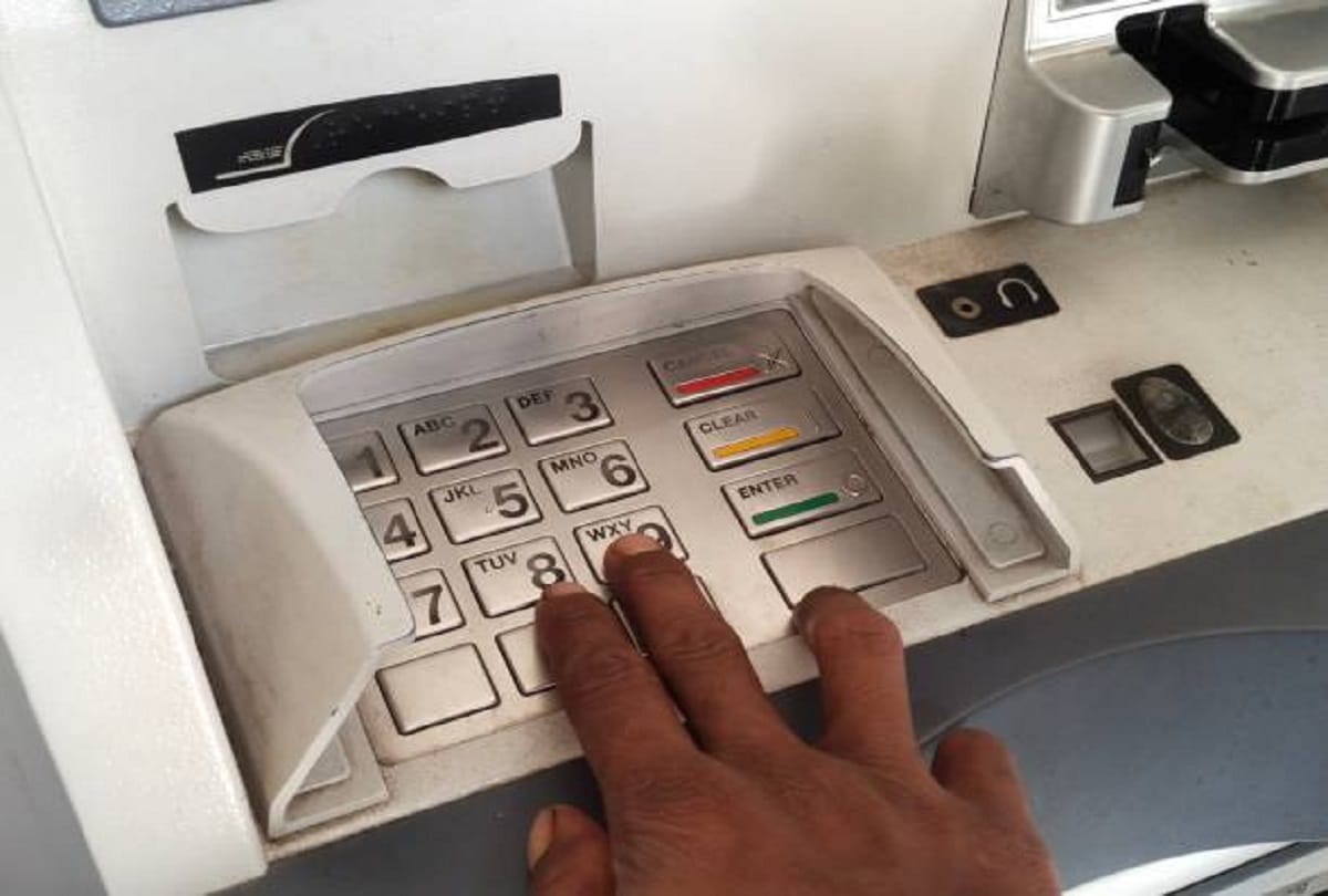ATM Safety Tips attention to the green light while withdrawing cash from ATM