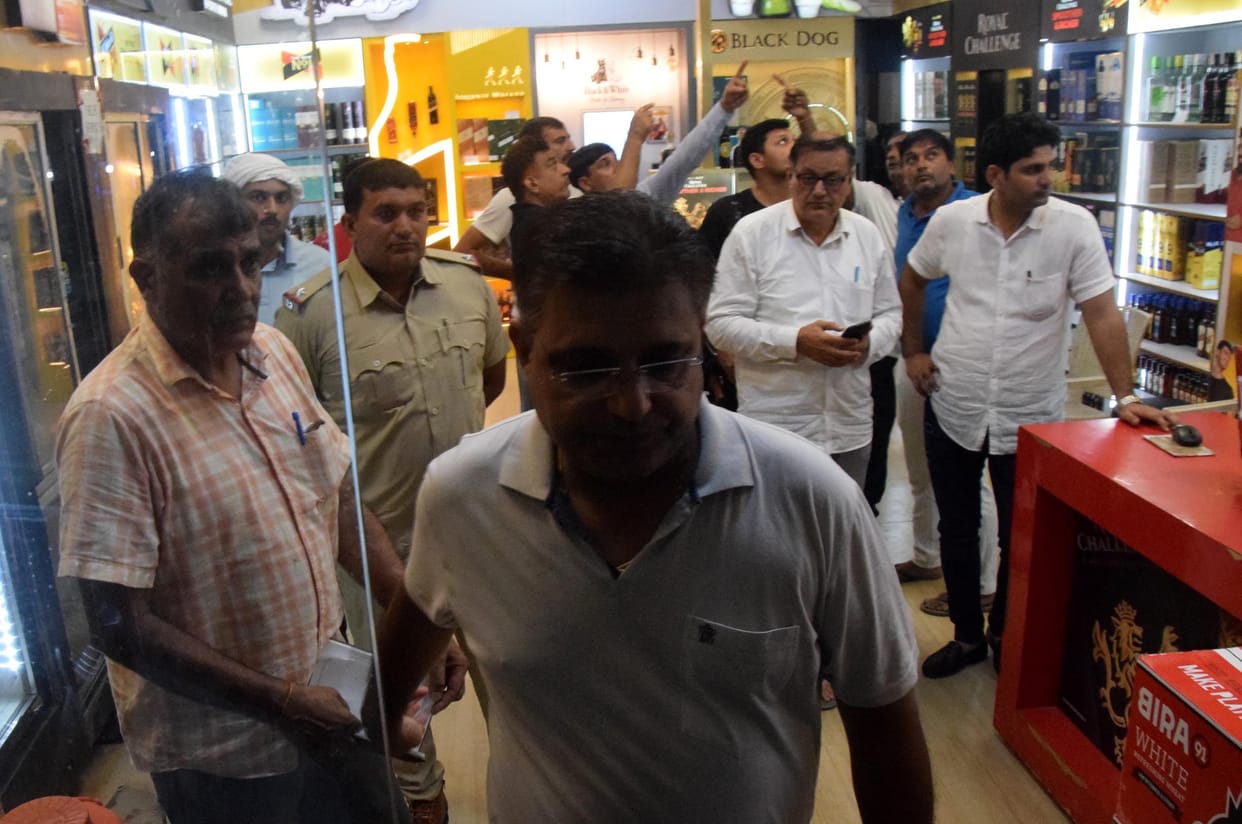Three lakh looted by firing on liquor contracts