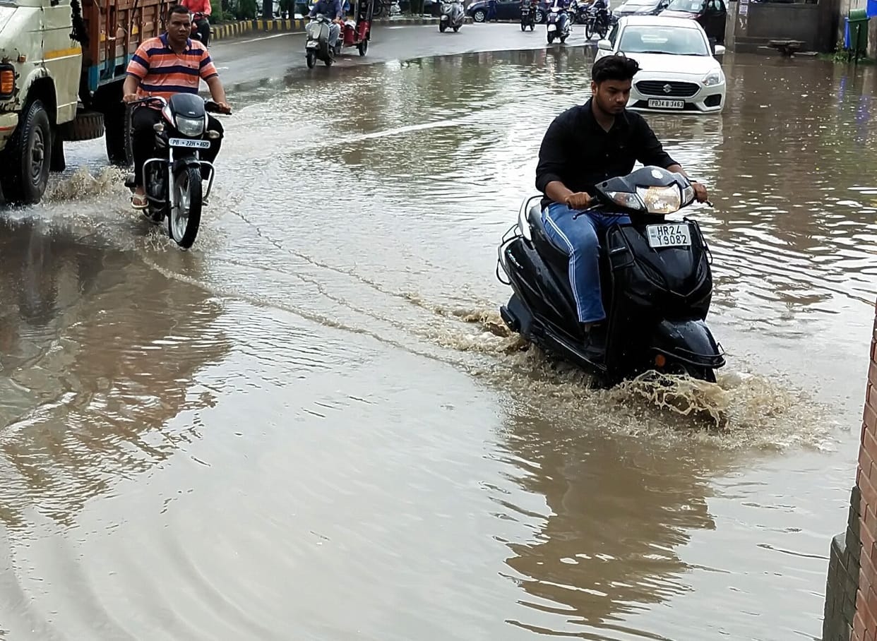 Damage to crops in three lakh hectares in the district, waterlogging in the city