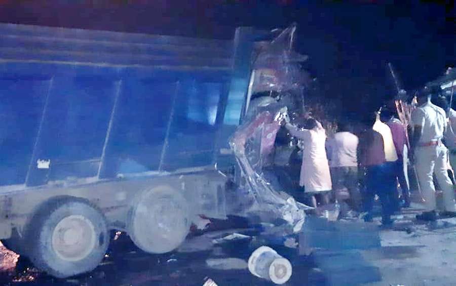 Driver dies in collision with dumpers