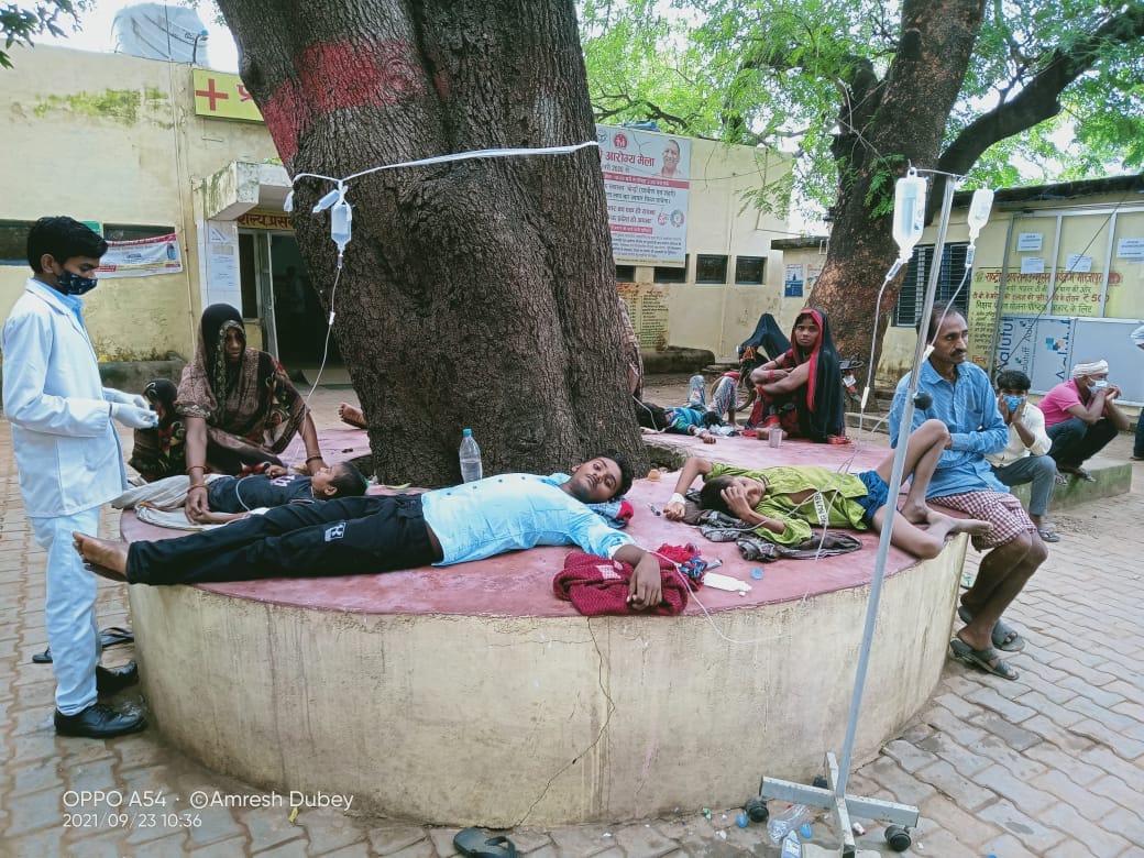 17 people sick due to food poisoning in mirzapur treatment is going on platform due to shortage  of beds in hospital