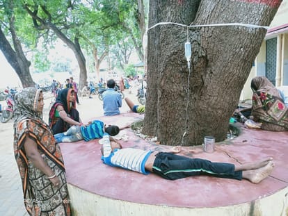 17 people sick due to food poisoning in mirzapur treatment is going on platform due to shortage  of beds in hospital