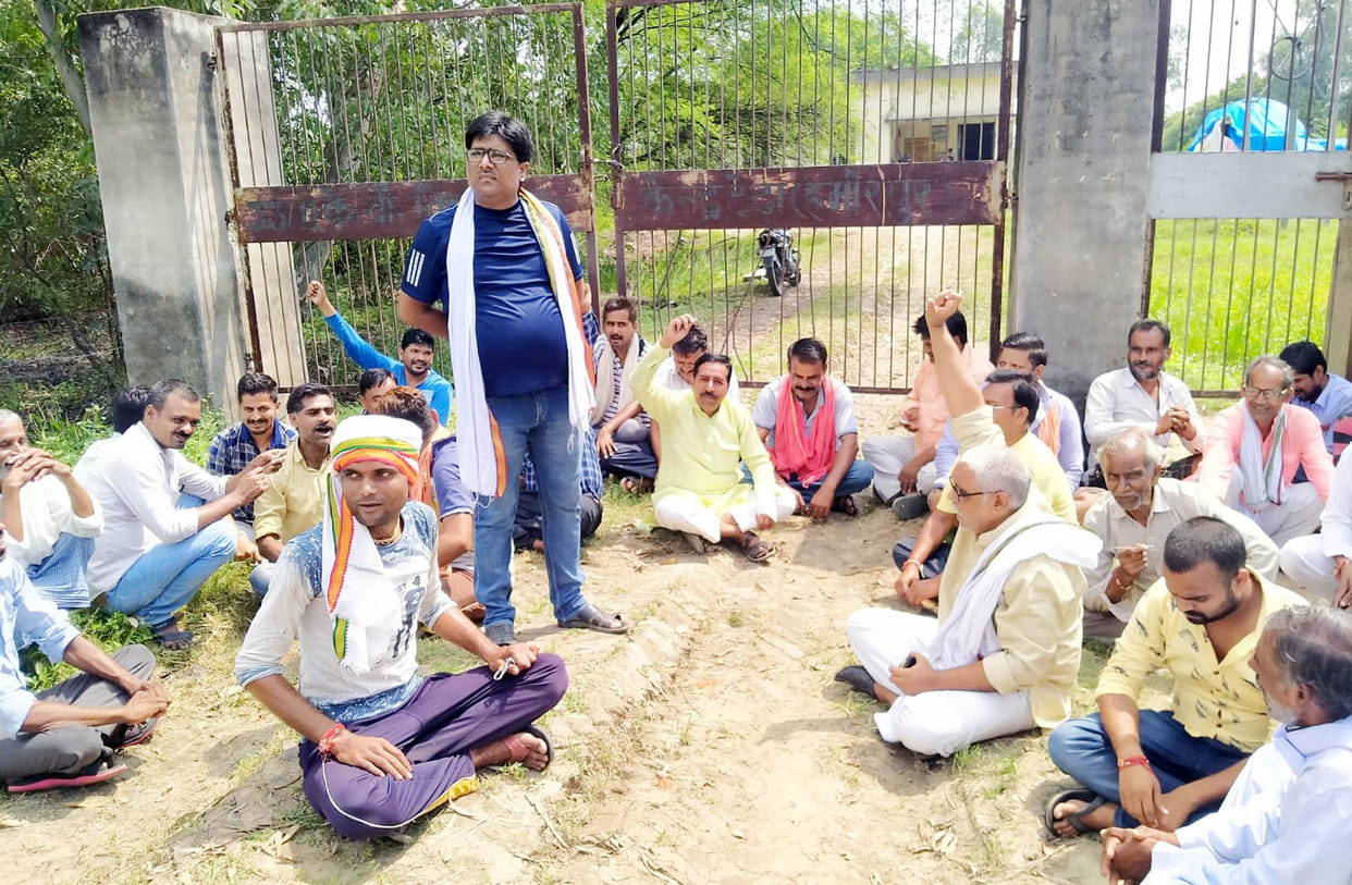 Angry farmers protested at Tedha Power House due to power cut