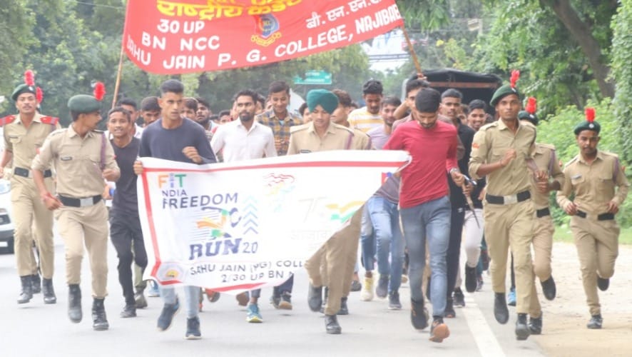 Students gave the message of cleanliness by running