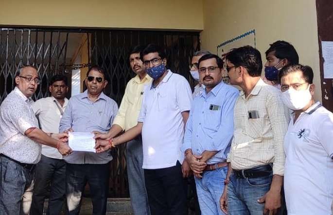 Teachers protest against opening of accounts in SBI