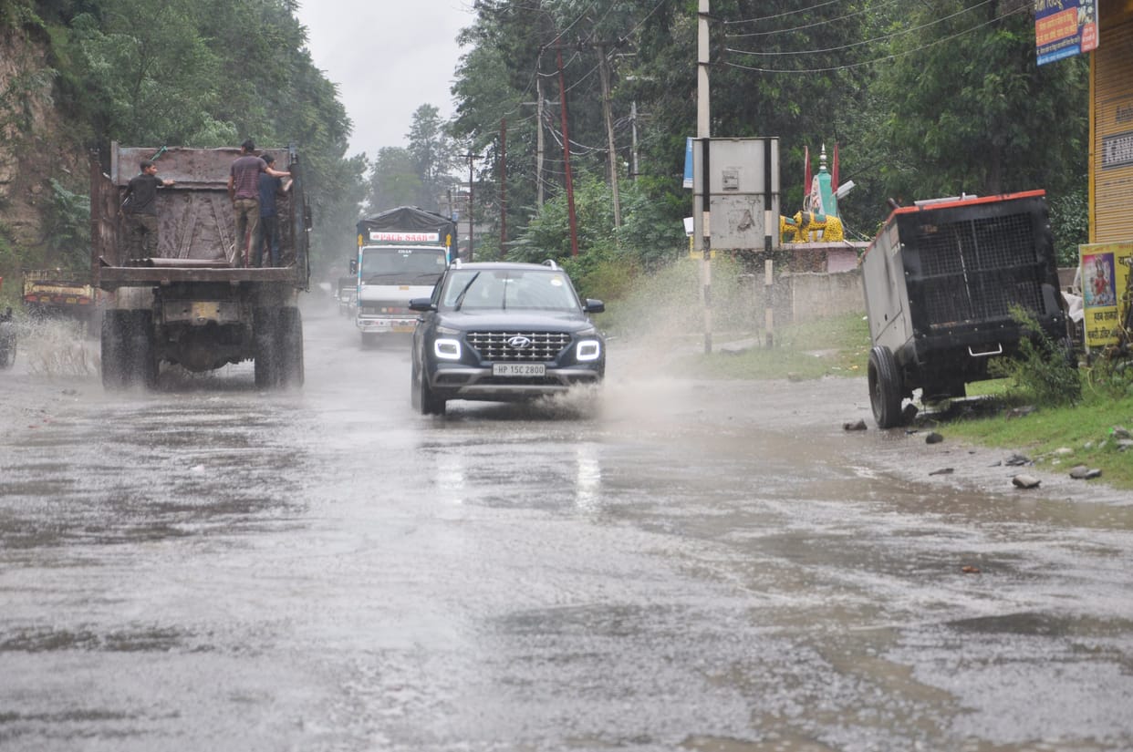 Manali-Leh road blocked near Nehru Kund due to falling rocks, Rain continued for the third consecutive day, half a dozen roads closed in the district, Between Jiya to Ramshila, there is a danger of landslides on the Bhuntar-Manikarn road