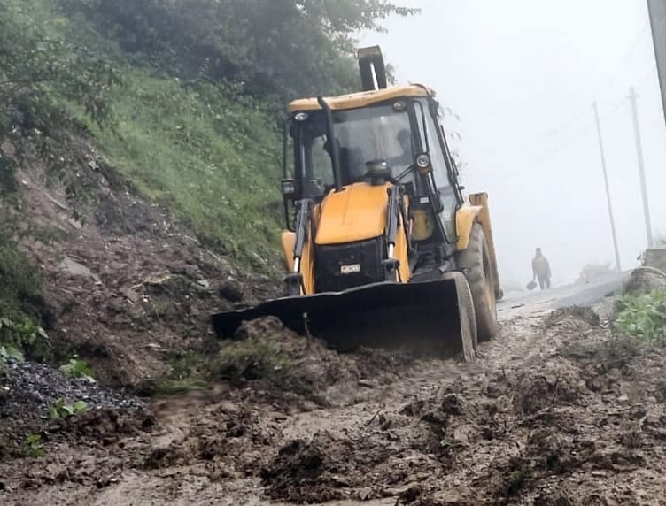 Water entered the car, houses and school in Nauhradhar