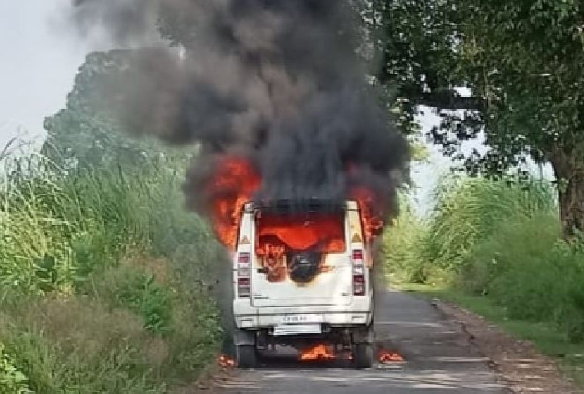 moving car caught fire in mathura