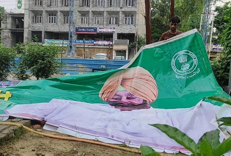 Campaign of Removing Posters of Captain Amarinder Singh started in Punjab