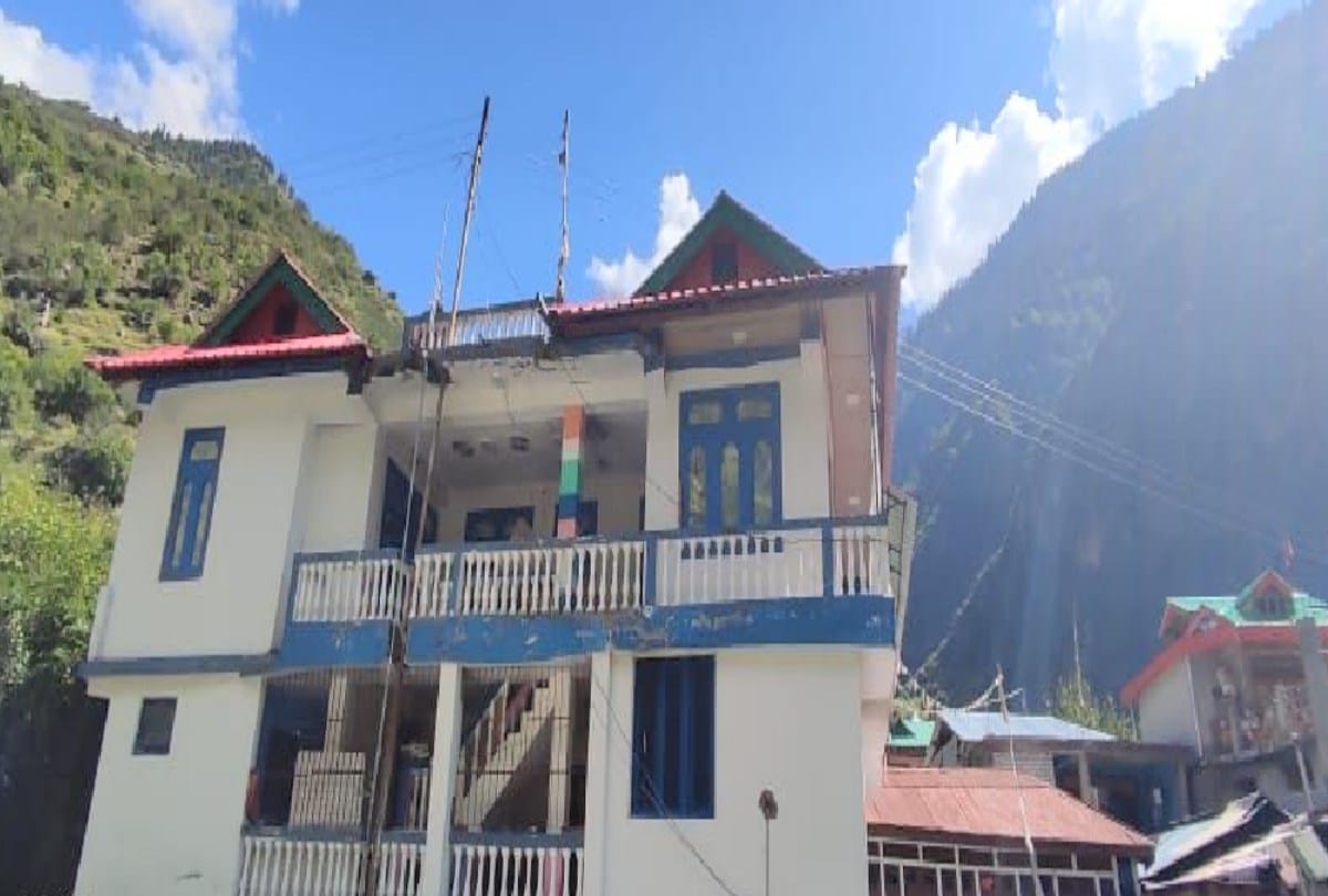 himachal Electricity board put up death pole by breaking the roof of the house