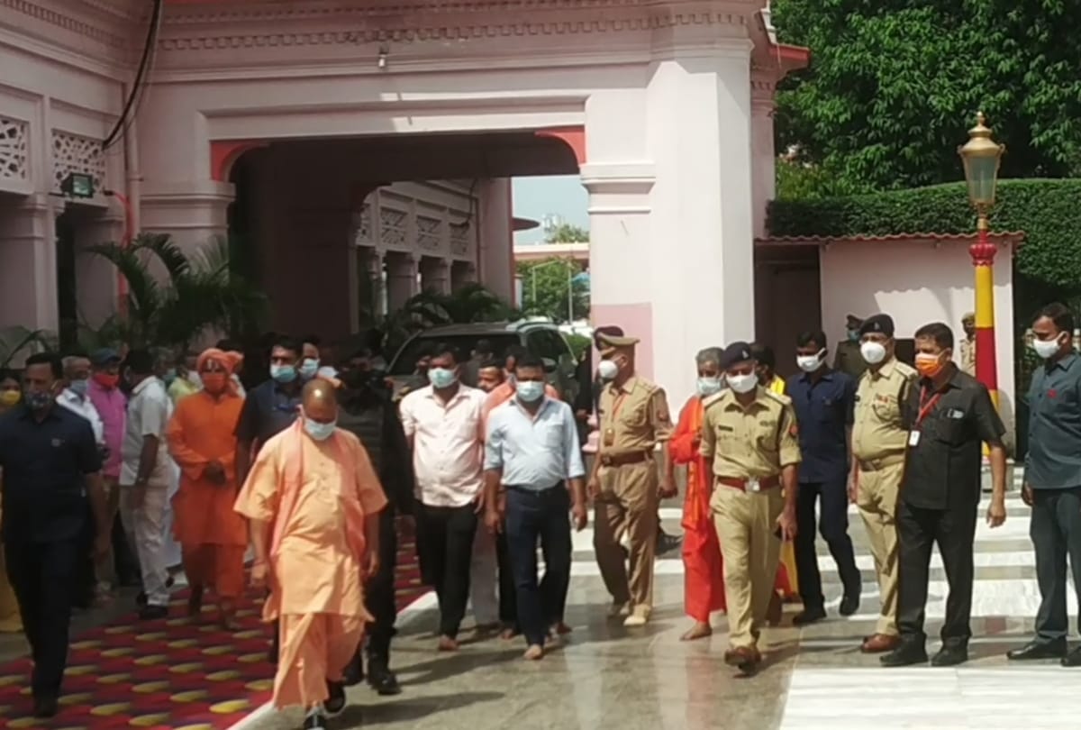 up cm yogi adityanath visit today in gorakhpur: CM Yogi reach in Gorakhnath temple