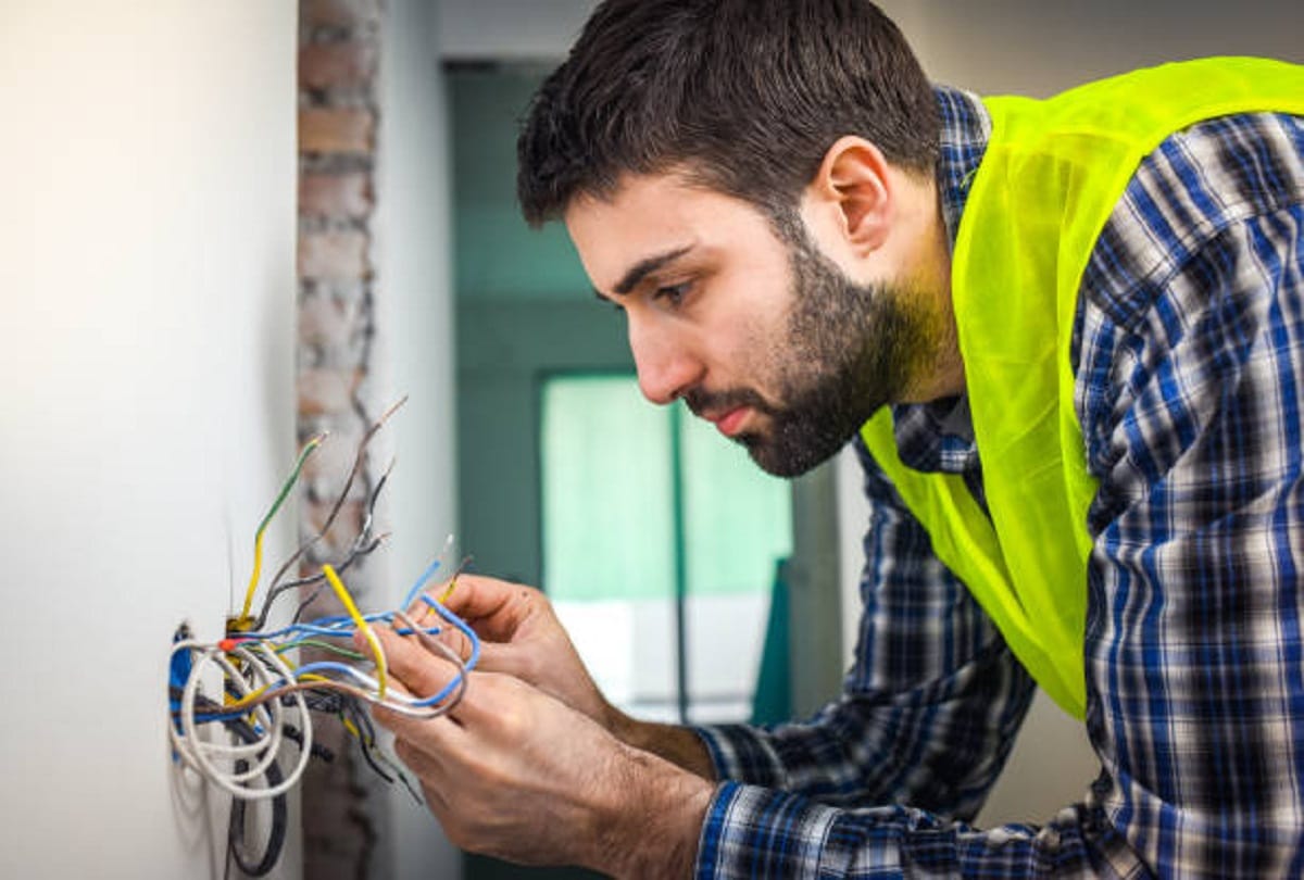 ways to avoid electric shock at home do not make these five mistakes