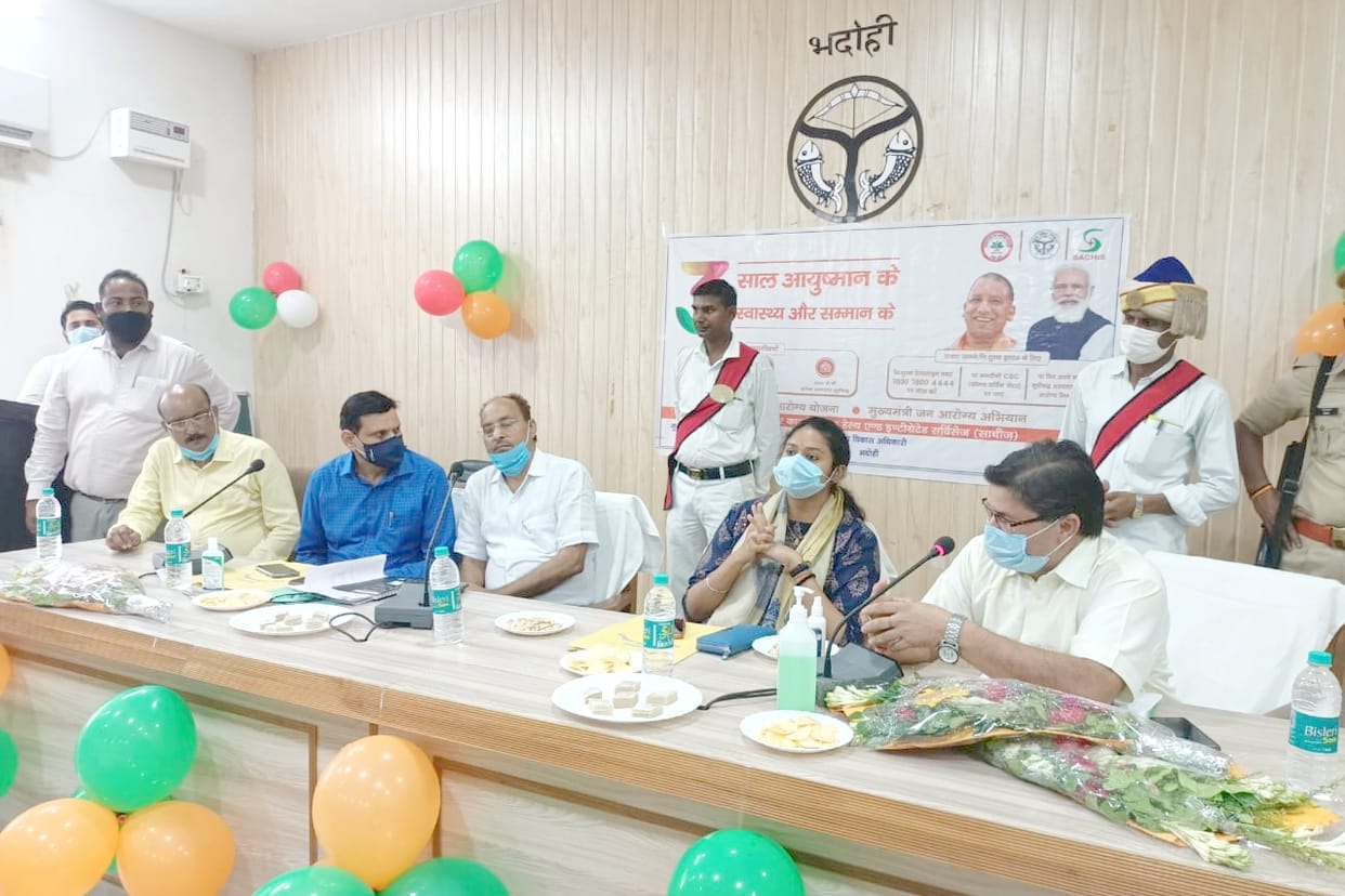 Honored by giving saplings to the beneficiaries on Ayushman Bharat Day