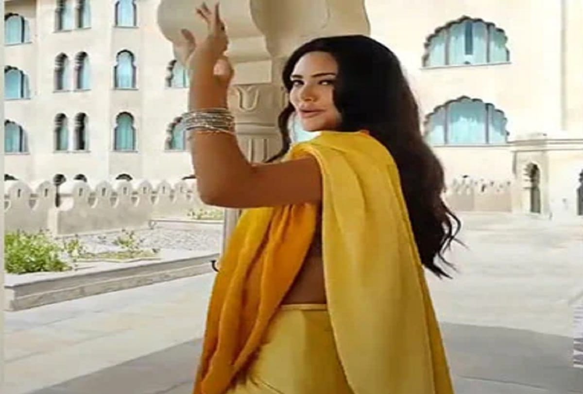 Actress Esha Gupta dances to Juhi Chawla's song in yellow sari video going viral