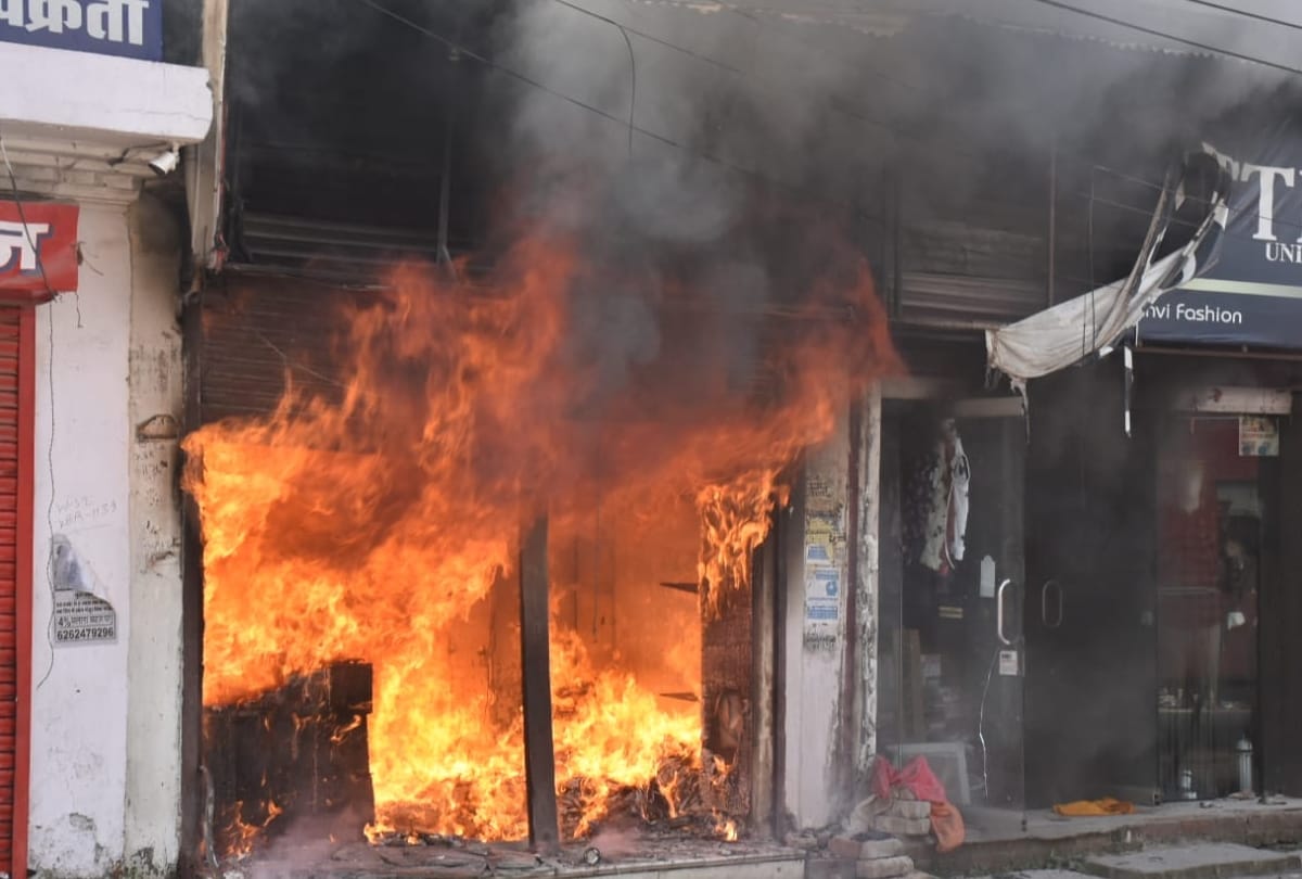 fire broke out in a shop in Ayodhya.