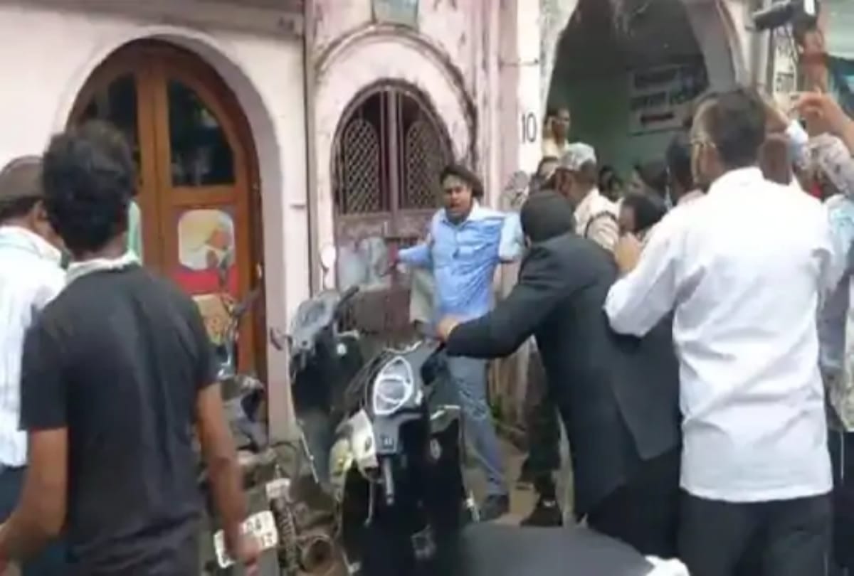 Corporation officer beaten up: Went to break the house with the team in Jabalpur, lawyers attacked