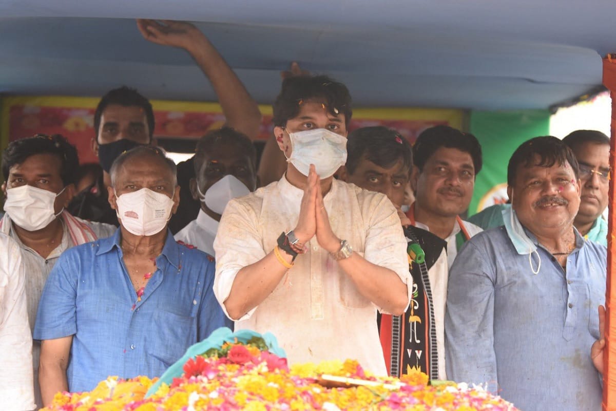 Union Minister Jyotiraditya Scindia made another man use his used mask in Gwalior