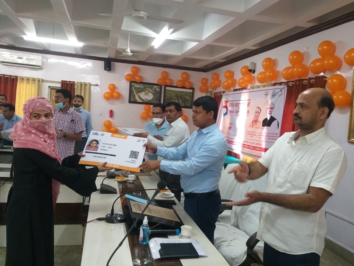 The happy faces of the beneficiaries after getting the golden card