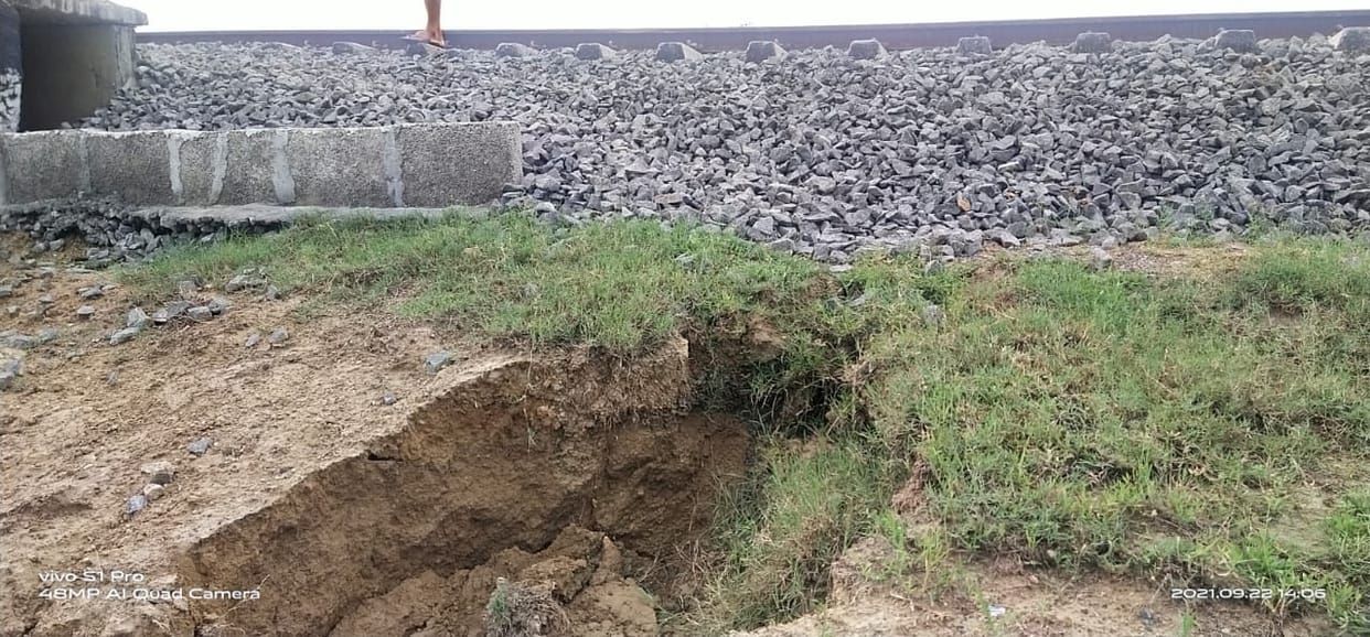 etawah news,Soil erosion on DFC track, villagers in panic